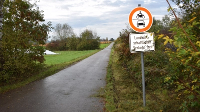 Die Straße, die den Radersdorfer Baggersee und Großhausen verbindet, ist für den motorisierten Verkehr eigentlich gesperrt. Lediglich landwirtschaftlicher Verkehr ist zugelassen. Daran halten sich aber längst nicht alle Verkerhsteilnehmer.  (Foto: Thomas Winter)