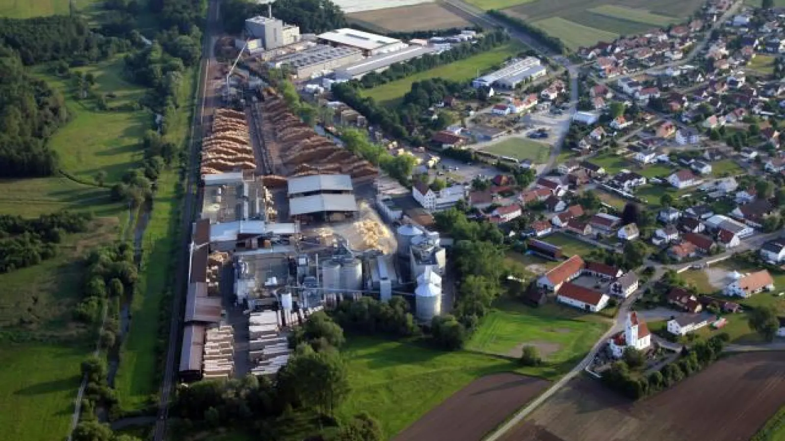 Das Heizkraftwerk   der Firma Pfeifer in Unterbernbach ist seit 2007 in Betrieb. Bei der jüngsten Gemeinderatssitzung ging es um eine „wesentliche Änderung” der Anlage.	Foto: Erich Hoffmann (Foto: Erich Hoffmann)