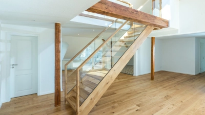 <b>Frei im Raum stehende Treppen</b> sind architektonische Gestaltungselemente in der Wohnung. Geradläufige Treppen haben in der Regel einen höheren Platzbedarf. (Foto: Treppenmeister)