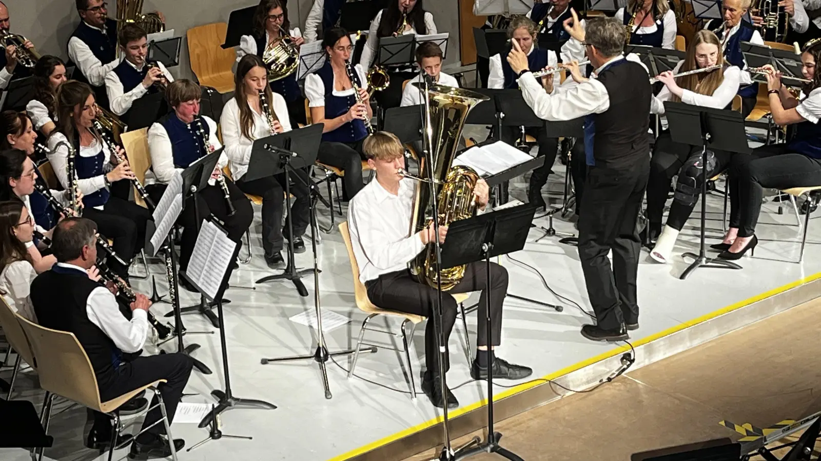 <b>Der Titel „Tuba Concerto Espaniol”</b> stellte an den 14-jährigen Solisten Constantin Reger, aber auch an das ganze Orchester, hohe Ansprüche. Der Solist brachte den gesamten Tonumfang seines Instruments zu Gehör und imponierte mit seiner souveränen Spielweise. (Foto: Leonie Huber)