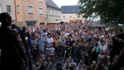 <b>Bei Trollfaust</b> am Schlossplatz versammelten sich die Fans schon lange vor den jeweiligen Auftritt. Dann wurde richtig gerockt. (Foto: Erich Hoffmann)