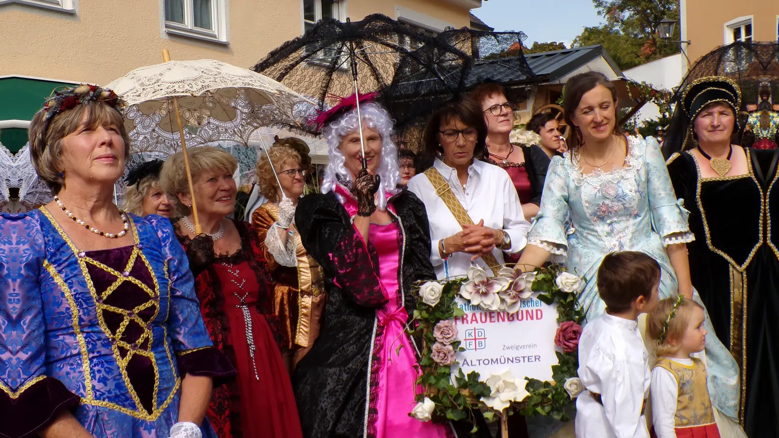 <b>Eine Frauengruppe</b> war im vergangenen Jahr als Tänzerinnen beim historischen Barockfest dabei. (Foto: Gisela Huber)
