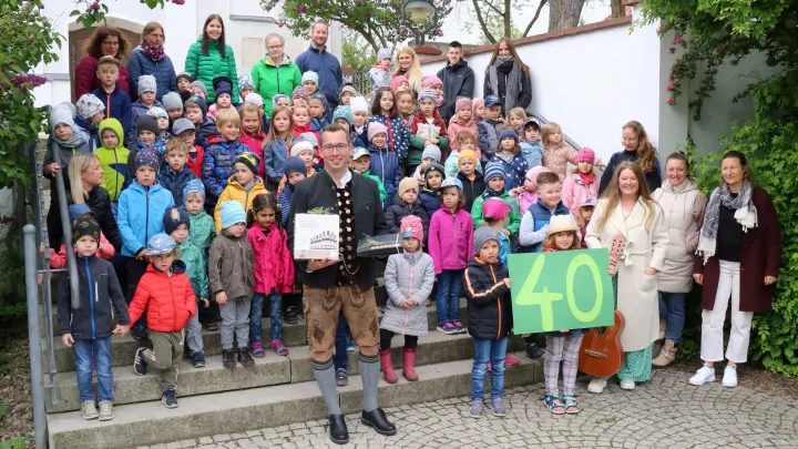 <b>Die Kindergartenkinder</b> überbrachten Bürgermeister Christoph Aidelsburger zum Geburtstag musikalische Grüße und wurden dann mit einem Bonbonregen belohnt.  (Foto: Josef Abt)