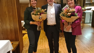 Ein großes Dankeschön und einen Blumenstrauß gab es von Bürgermeister Michael Reiter für Tanja Fischer und Juliane Sedlmayr (rechts), die das Rathaus am &quot;laufen halten&quot;.  (Foto: Horst Kramer)