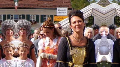Applaus gab es bei der Bürgerversammlung für Tanja Fischer, die zusammen mit den Damen vom Infobüro die Hauptlast der Organisation des Barockfestes getragen hatte.  (Foto: Gisela Huber)