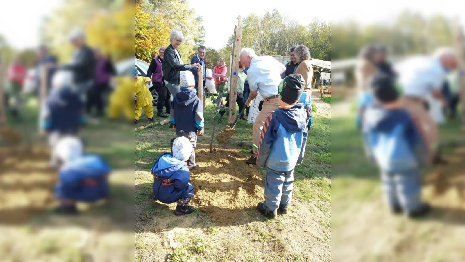 Bürgermeister Franz Schindele   pflanzte einen Birnbaum. Die Kinder sahen ihm interessiert dabei zu und halfen anschließend beim Gießen.	Fotos: Nayra Weber (Fotos: Nayra Weber)