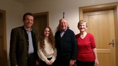 <b>Dritter Bürgermeister Josef Riedlberger</b> (von links) und Enkelin Viktoria gratulierten Xaver Grepmair zum Geburtstag, genauso wie dessen Ehefrau Resi. (Foto: Gisela Huber)
