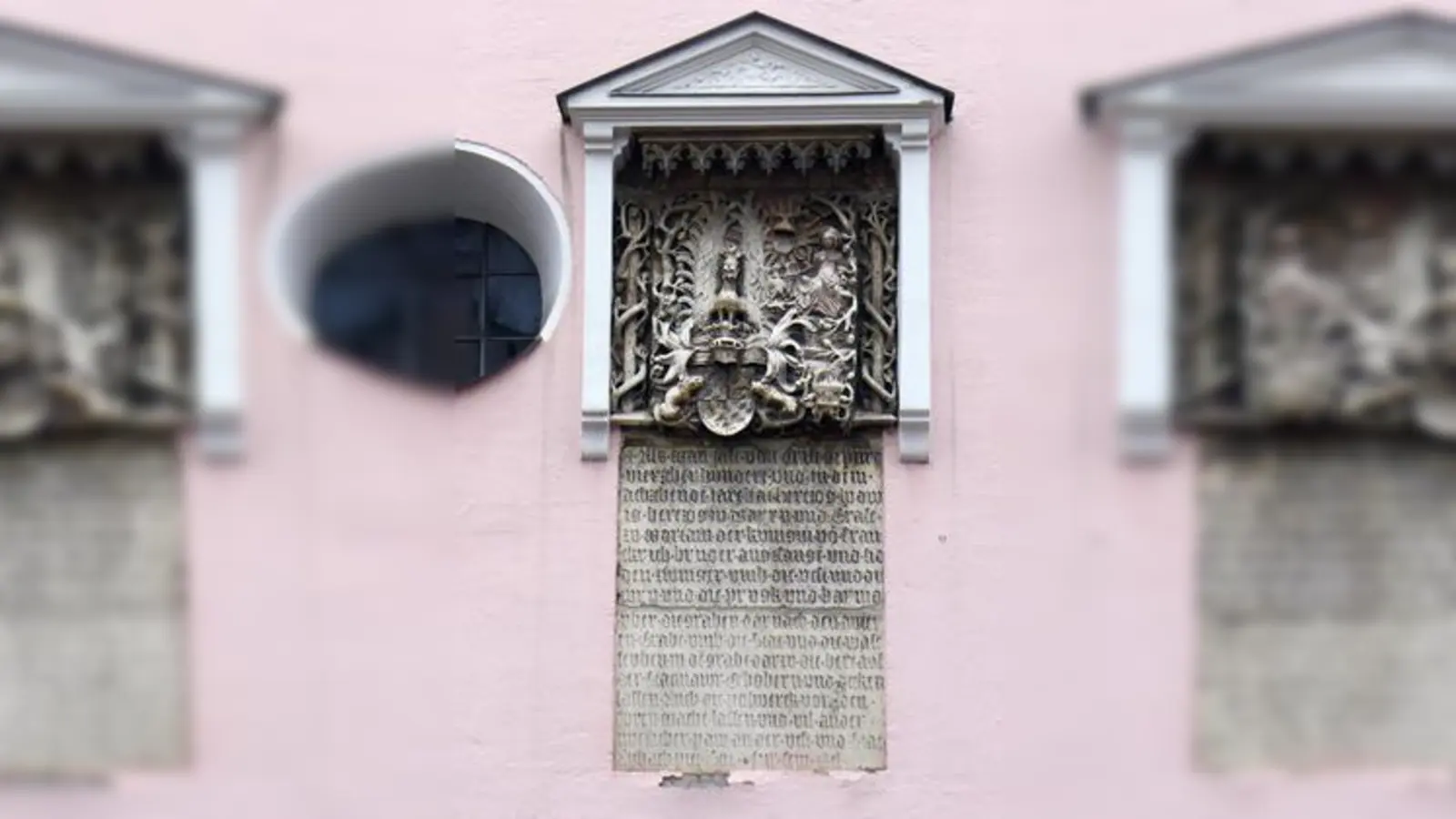 An die Verstärkung   der Aichacher Befestigungsanlagen vor 600 Jahren erinnert bis heute ein Wappenstein an der Spitalkirche. 	Foto: Franz Achter (Foto: Franz Achter)