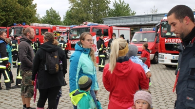 Beim Tag der Feuerwehren am Sonntag in Erdweg präsentierten sich alle fünf Feuerwehren der Gemeinde mit ihren Fahrzeugen und fanden ein großes Interesse bei den Besuchern. (Foto: Franz Hofner)