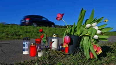 Kerzen und Blumen auf dem Radweg   zwischen Allenberg und Höfarten bei Schiltberg erinnerten an den tragischen Unfall in der Nacht auf Karsamstag 2022.	Foto:     	Manfred Schalk (Foto: Manfred Schalk)