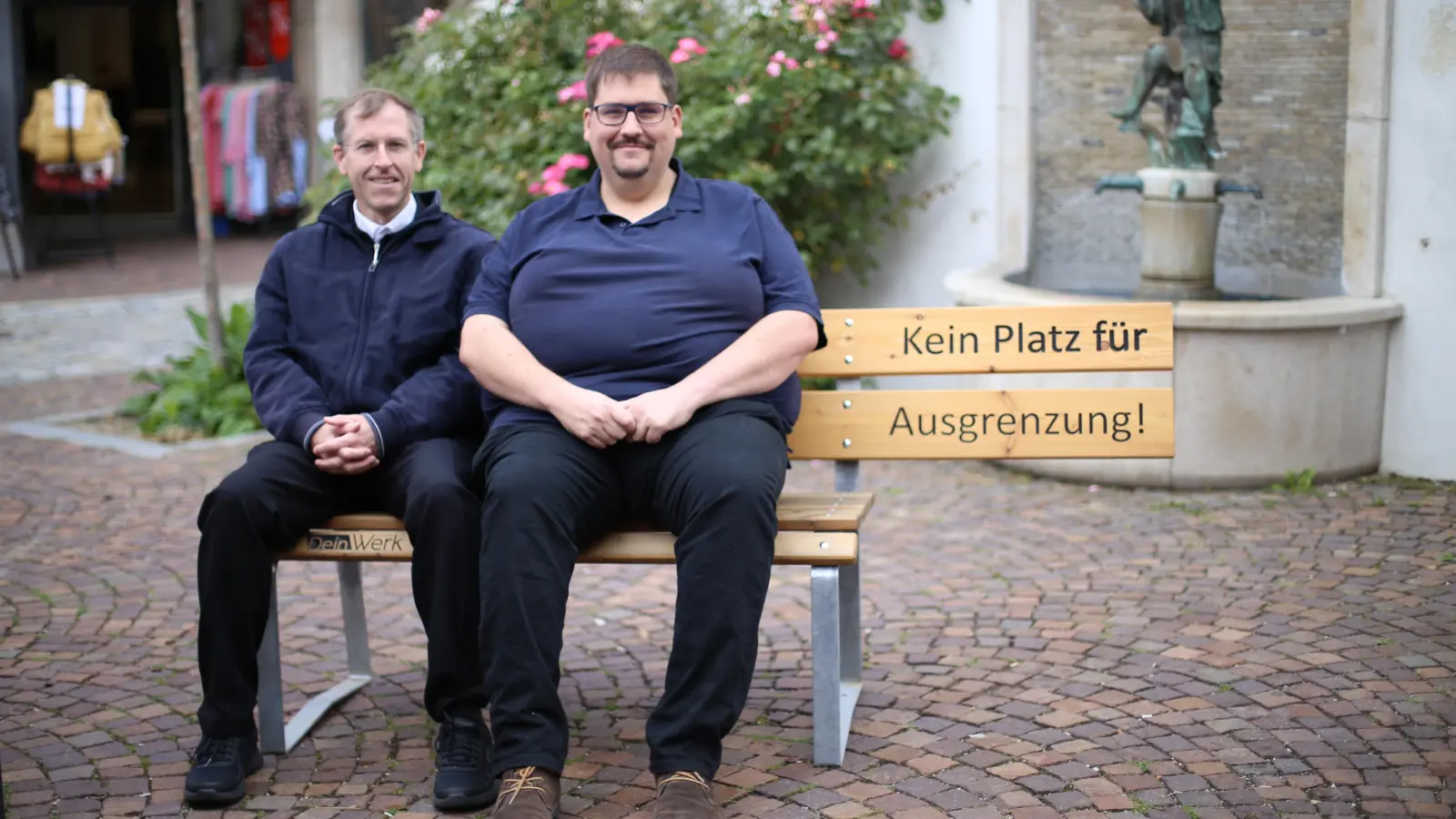 Bank gegen Ausgrenzung: Stadtpfarrer Herbert Gugler (links) und der evangelische Pfarrer Harald Baude (Foto: Mike Couball)