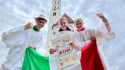 Die drei Ministranten aus Dinkelscherben Ludwig, Emma und Hanna (von links) freuen sich bereits jetzt auf die Tage im nächsten Sommer, die sie gemeinsam mit tausenden Gleichgesinnten in Rom verbringen werden. (Foto: Julian Schmidt / pba)