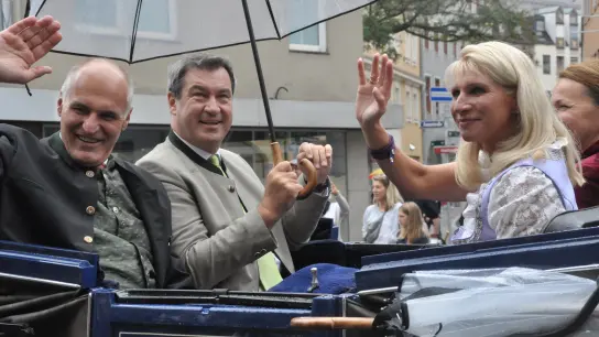 Besseres Wetter als beim Plärrerumzug 2018 durch die Augsburger Innenstadt wünscht sich Hans Schweizer, Vorsitzender des Leonhardikomitees, beim Besuch des Ministerpräsidenten. (Foto: Markus Höck)