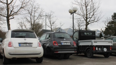 Auf dem Parkplatz des Deutschherren-Gymnasiums in Aichach parken Ellenatoren zwischen Autos und Microcars. Insgesamt vier solcher Fiat-500-Flitzer stehen auf dem Schulparkplatz.  (Foto: Alena Biedermann)