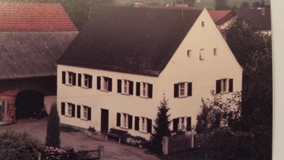 <b>Das Gillabaur-Wohnhaus</b>, wie es sich im Jahre 1983 darstellte. Beim Umbau vom Schul- zum Wohnhaus im Jahr 1905 wurden an der vorderen linken Giebelseite zwei weitere Fenster zugemauert. (Foto: Anton Ostermair)