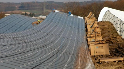 31 746 Solarzellen   montieren rumänische Arbeiter in Sulzbach. Die Module summieren sich auf 50 000 Quadratmeter und sollen Strom für rechnerisch 3200 Haushalte erzeugen.