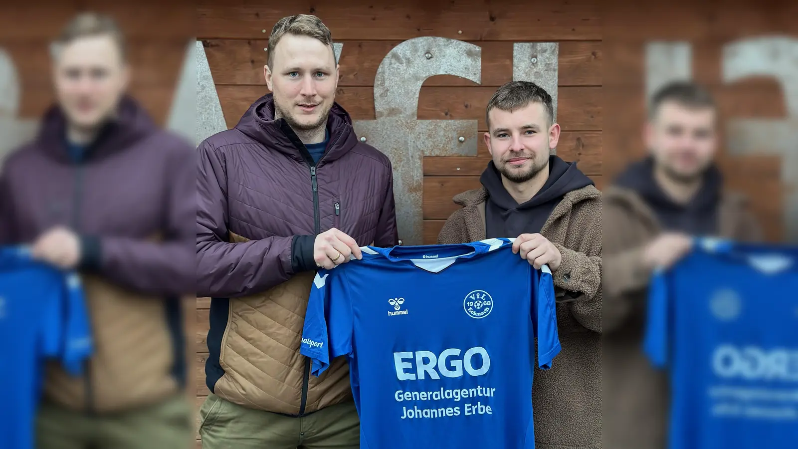 VfL-Fußballchef Benedikt Huber (links) mit Philipp Bauer, einem von drei weiteren Neuzugängen des Bezirksligisten.  (Foto: VfL Ecknach)