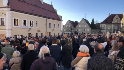 <b>Nach Angaben der Veranstalter</b> demonstrierten über 2000 Menschen am Sonntag in Friedberg gegen rechts. Die Polizei geht von etwa 1500 Teilnehmenden aus.  (Foto: Berndt Herrmann)