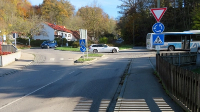 Kreisverkehr in Rehling-Oberach wird gesperrt<br> <br>Wie die Gemeinde Rehling im Auftrag des Landratsamtes Aichach mitteilt, wird der Kreisverkehr im Ortsteil Oberach von Montag 28. November bis Freitag, 9. Dezember gesperrt. Der Grund hierfür sind Fahrbahnsanierungen. Eine Durchfahrt auf der Staatsstraße 2381 (Mühlhausen-Sand) bleibt in beiden Richtungen möglich. Die Durchfahrt auf der Kreisstraße (Rehling-Oberach, also Ost-Westrichtung) ist in diesem Zeitraum in beide Richtungen nicht mehr möglich. Eine offizielle Umleitung wird eingerichtet. Der Landkreis und die Gemeinde bitten bereits jetzt für das Verständnis dieser Maßnahme.<br> <br>Das beiliegende Bild zeigt diesen Kreisverkehr in Oberach, hier der Blick von Oberach kommend und die weiterführende Strecke nach Rehling und auch umgekehrt, ist dann nicht mehr nutzbar. Die Streckenbefahrung von Mühlhausen - Sand bleibt möglich.<br> <br>Bild: Josef Abt<br> <br> (Foto: Josef Abt)