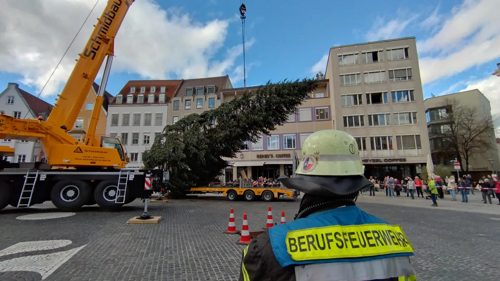Die 18 Meter große Tanne ist etwa vier Tonnen schwer und 33 Jahre alt. Sie ist eine Spende der Nachbarstadt Neusäß.  (Foto: Maximilian Tauch)