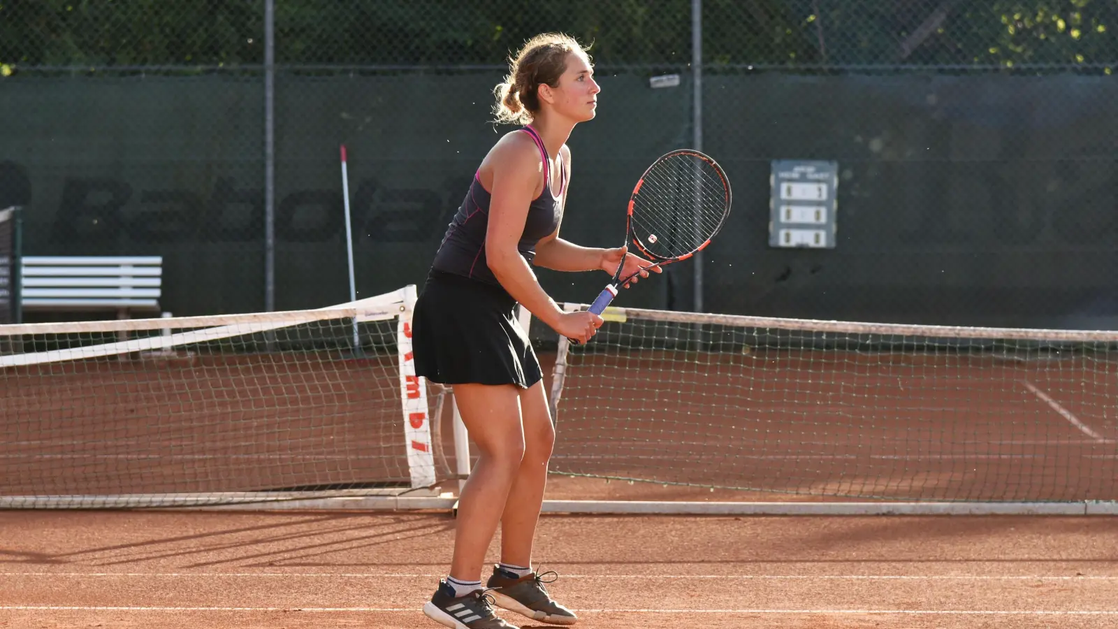<b>Die an vier gesetzte</b> Carolin Gründl wurde bei den Damen erstmals Landkreismeisterin. Die Tennisspielern des TC Friedberg besiegte im Endspiel ihre Vereinskollegin Lilli Koch in zwei Sätzen. (Foto: Siegfried Baumueller)
