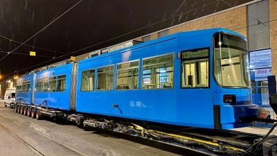 Die erste der elf Straßenbahnen ist nun auf dem Weg in die kroatische Hauptstadt. Alle GT6-Bahnen werden bereits vor ihrer Abreise blau lackiert, in der Farbe der Zagreber Verkehrsbetriebe. (Foto: swa / Thomas Hosemann)