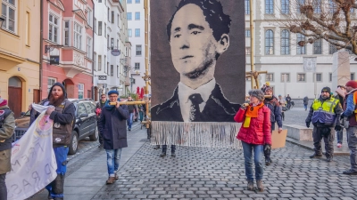 Bert Brecht im Porträt wurde im vergangenen Jahr anlässlich des Brechtfestivals durch seine Geburtsstadt getragen. (Foto: Maximilian Tauch)