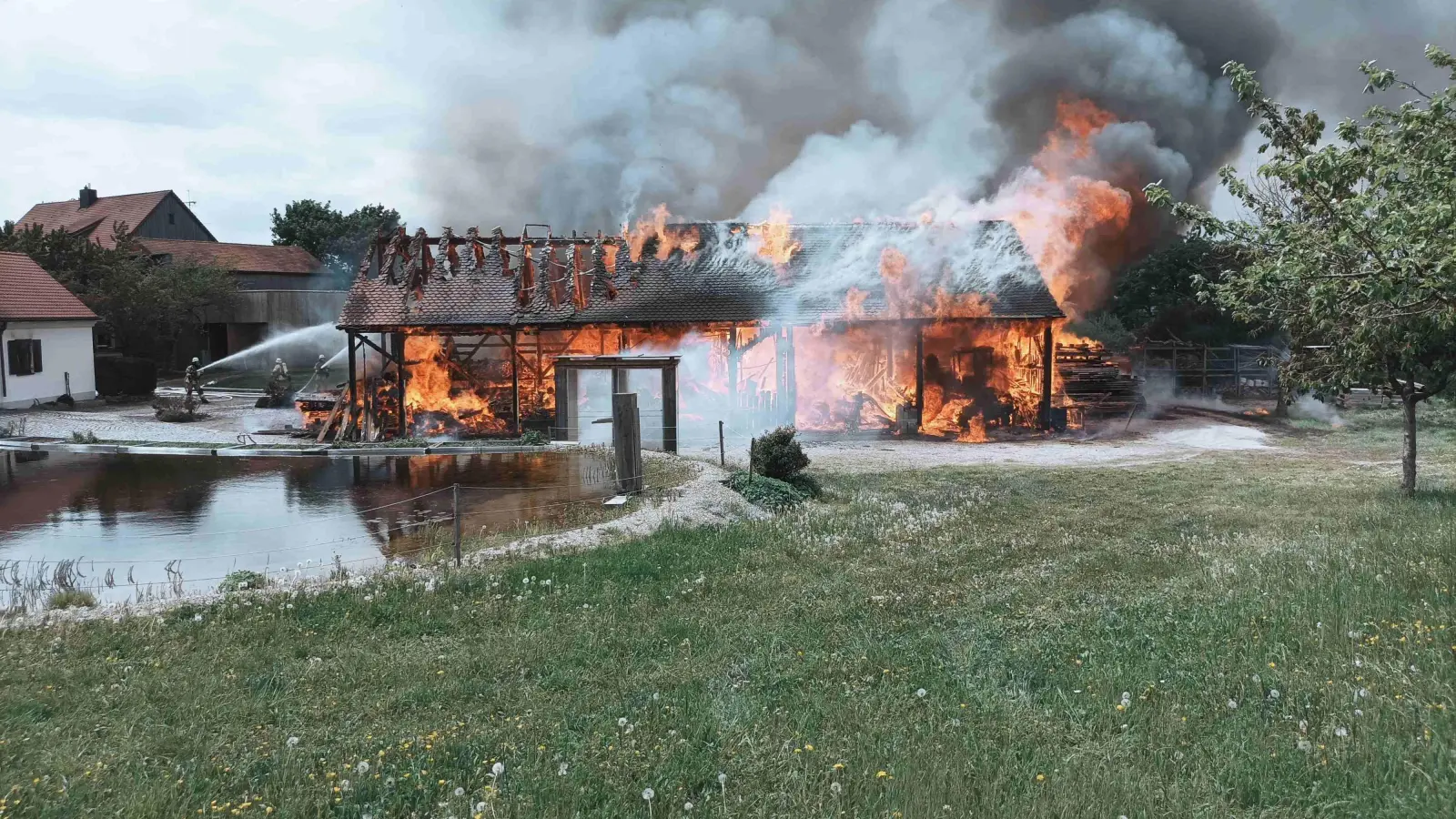 <b>Eine Scheune in Thierhaupten</b> fing am Sonntagmittag Feuer und brannte komplett ab. (Foto: Willi Wagner)