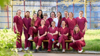 <b>Hebamme Angela Sürth</b> (zweite Reihe, rechts) und ihre Kolleginnen freuen sich, dass bei den neun Geburten innerhalb von 24 Stunden am Helios Amper-Klinikum Dachau alles gut gegangen ist.  (Foto: Helios)