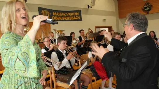 Sängerin Sonja Gruber   begeisterte am Sonntag beim Kaffeekonzert des Musikvereins Obergriesbach. Rechts Dirigent Joseph Rast. 	Foto: Harald Jung (Foto: Harald Jung)