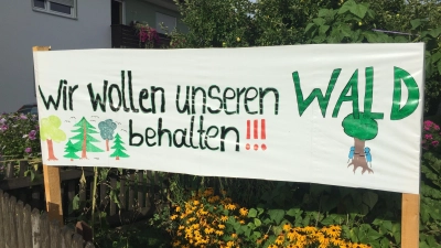 Mit zahlreichen Plakaten entlang der Hauptstraße protestieren die Einwohner des Ortsteils Ettelried gegen den geplanten Windpark und der damit einhergehenden Zerstörung der Landschaft. (Foto: Markus Höck)