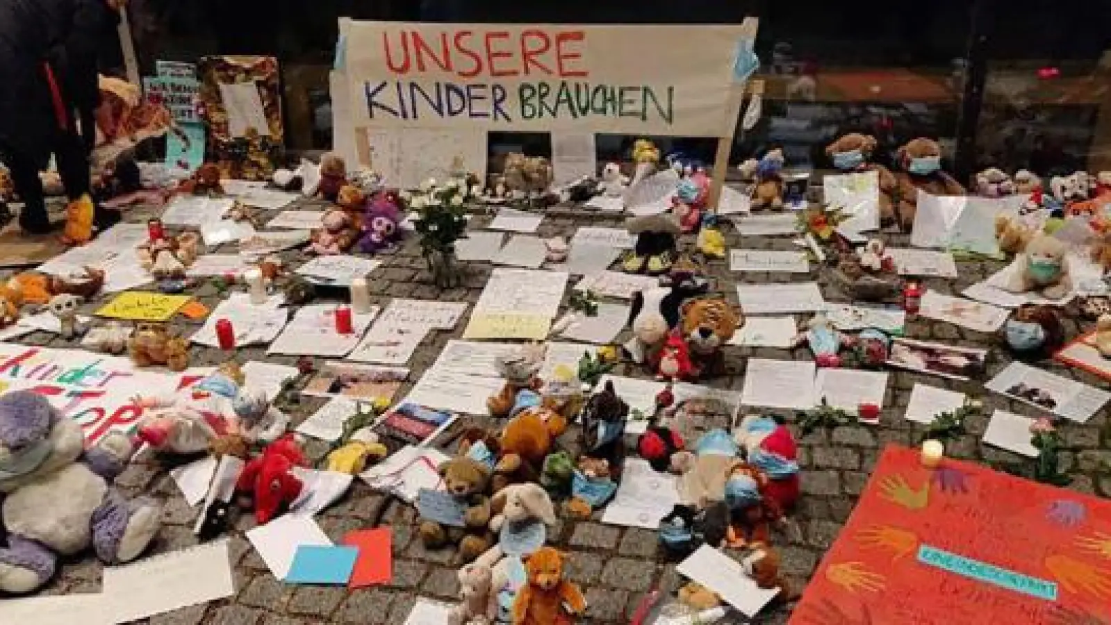 Deutschlandweit   finden derzeit Kuscheltieraktionen als Protest gegen die Maskenpflicht für Kinder statt. Unser Foto wurde in Fürstenfeldbruck aufgenommen. 	Foto: privat (Foto: privat)
