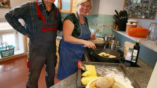 Die Kartoffeln für die Schupfnudeln haben sie selbst angebaut: Stephanie Keis-Kopold und ihr Mann Claus Kopold sind Biobauern in Wiesenbach und nehmen teil an der Regioplus-Challenge. (Foto: Wolfgang Glas)