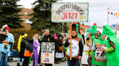 <b>Eine Bierpreisbremse</b> wurde beim Umzug in Indersdorf gefordert. (Foto: Franz Hofner)