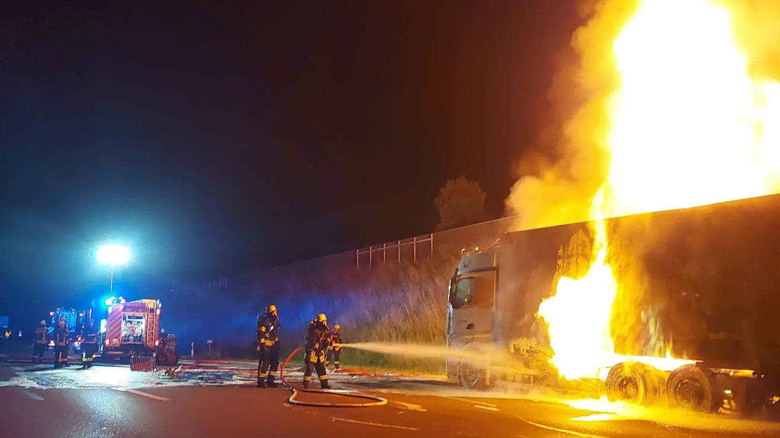 Ein Lastwagen ist in der Nacht auf Mittwoch auf der Autobahn 8 in Brand geraten.  (Foto: Berufsfeuerwehr Augsburg)
