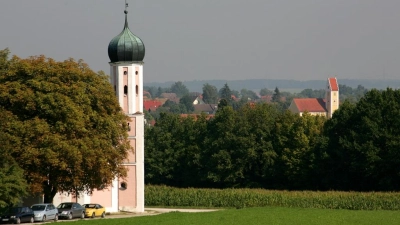 Ortsansicht mit der Autobahnkapelle St. Salvator und Pfarrkirche St. Elisabeth (Foto: Jochen Feldmeier)