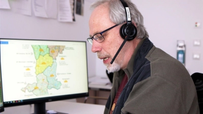 Gero Smolinsky arbeitet in der Leitstelle des Krisendienstes Schwaben und hilft Anrufenden am Telefon weiter. (Foto: Sebastian Blum)