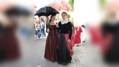 Gut beschirmt flanieren die Damen durchs barocke Altomünster. (Foto: Carina Lautenbacher)