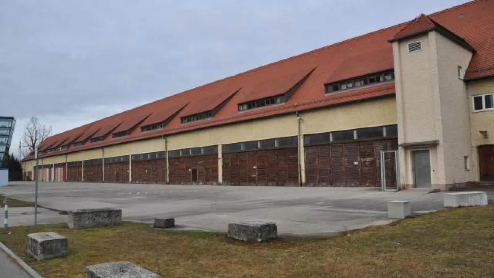 Seit dem Abzug   der amerikanischen Streitkräfte im Jahr 1998 steht die Halle 116 leer. Vor der Befreiung diente sie als Außenlager des KZ Dachau. In dem Gebäude soll nun ein Erinnerungs- und Lernort entstehen.	Foto: Nana Asante (Foto: Nana Asante)