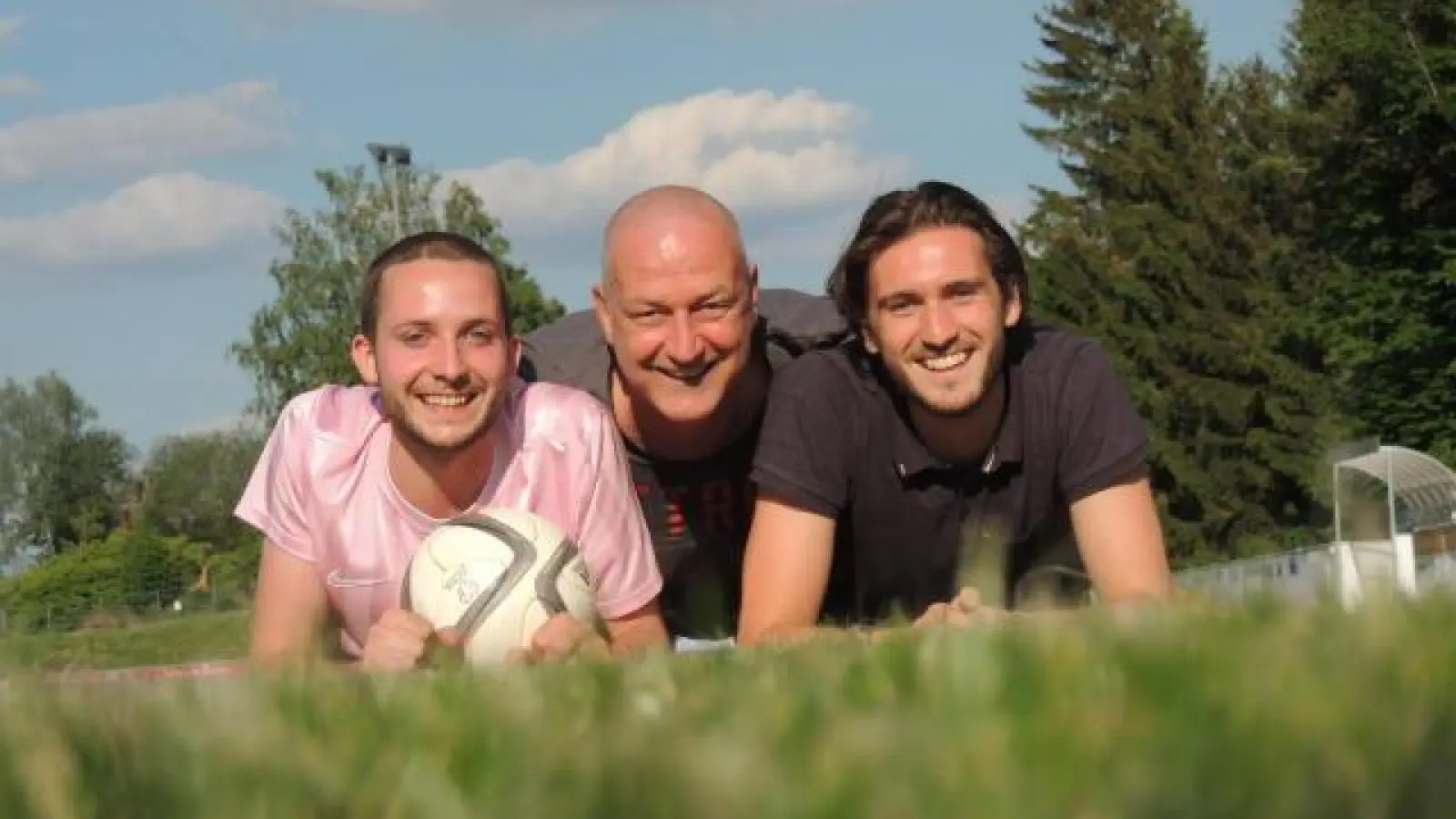 Für Jürgen Schmid   (Mitte) ist am Saisonende als Trainer des TSV Dasing Schluss. Dann werden auch seine beiden Söhne Fabian (rechts) und David (links) einen neuen Coach bekommen.	Foto: privat (Foto: privat)