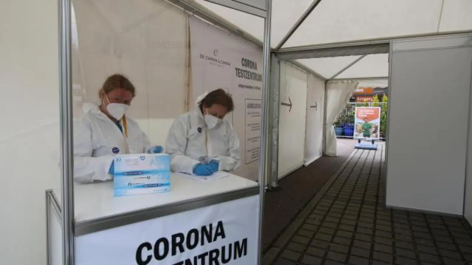 Tanja Fraaß   und Vasiliki Papachristou betreuen das Corona-Testzentrum bei Obi in Aichach. Sie führen kostenlose Schnelltest mit Rachen- und Nasenabstrich durch. 	Foto: Wolfgang Glas (Foto: Wolfgang Glas)