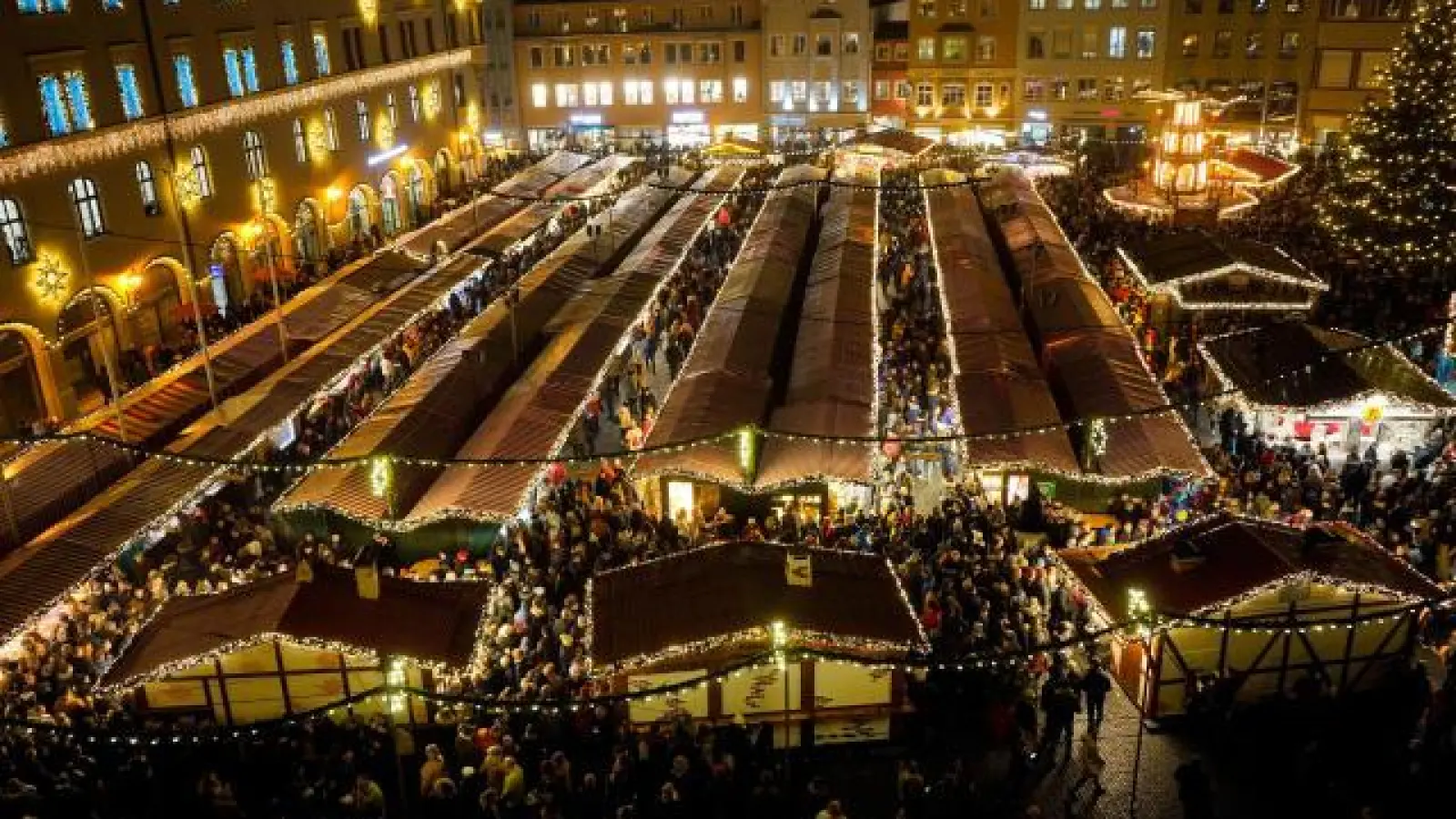 Die Zahl der Buden   auf dem Rathausplatz geht heuer im Vergleich zum Christkindlesmarkt 2019 deutlich zurück. 	Foto: mjt (Foto: mjt)