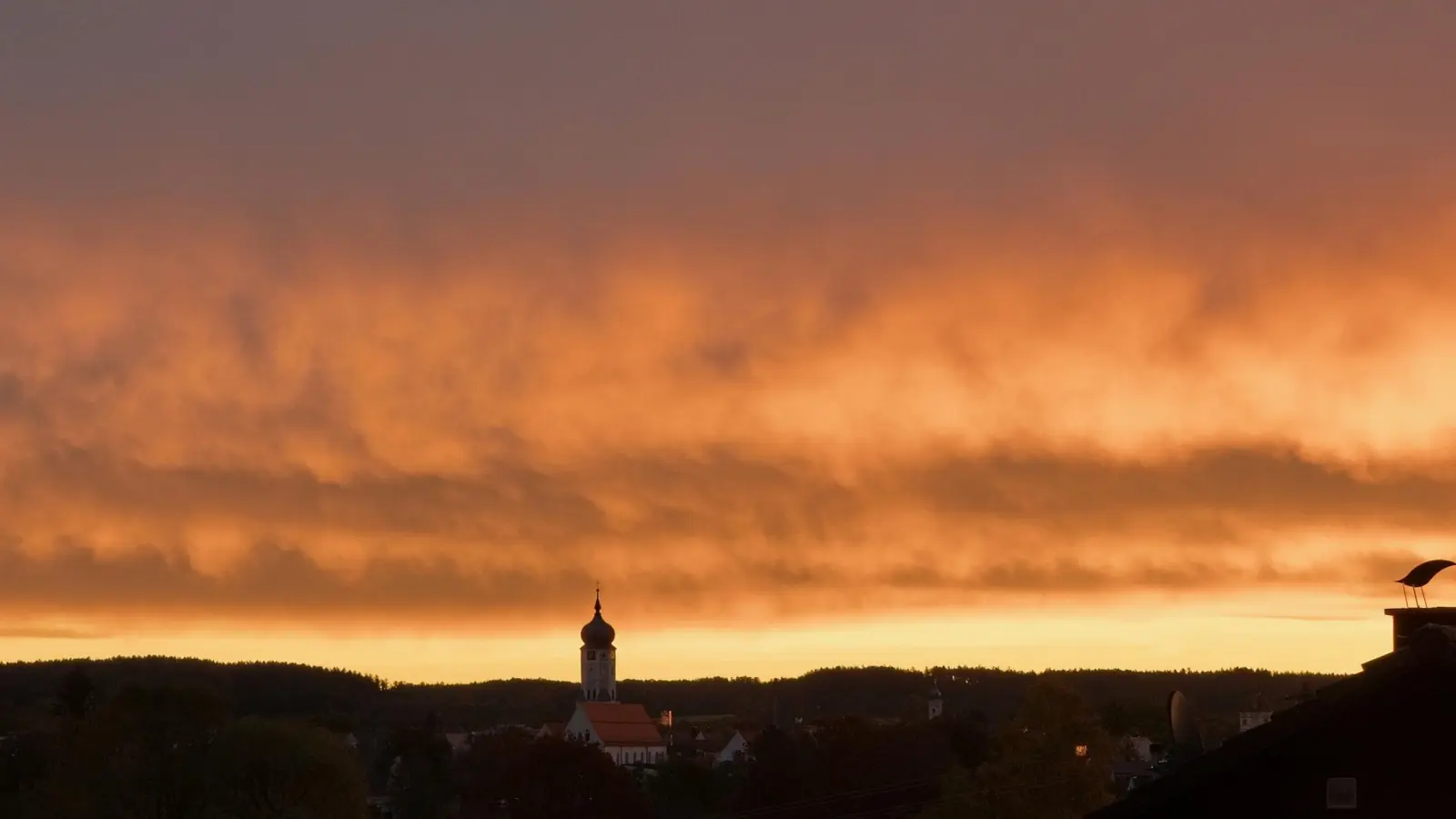 Sonnenaufgang über Aichach (Foto: Herbert Hanika)