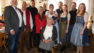 Viele Gäste kamen in Unterzeitlbach zusammen, um den 90. Geburtstag von Elisabeth Betz zu feiern.  (Foto: Gislea Huber)
