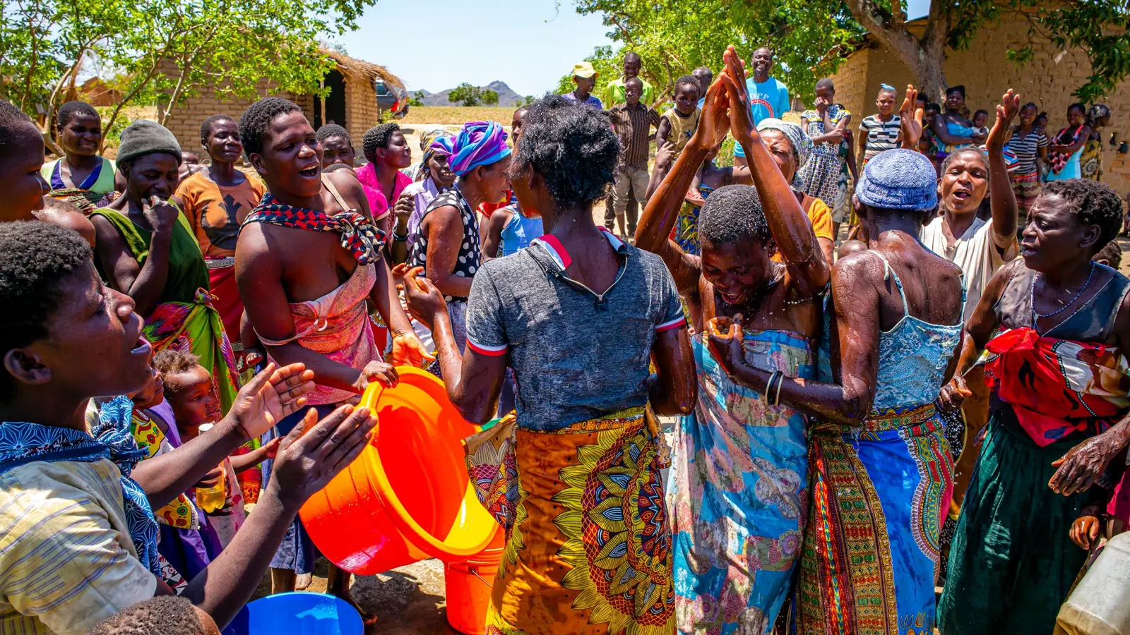 <b>Frauen</b> in Malawi, die aus Freude um einen neuen Brunnen tanzen. (Foto: Bruder Bert Meyer)