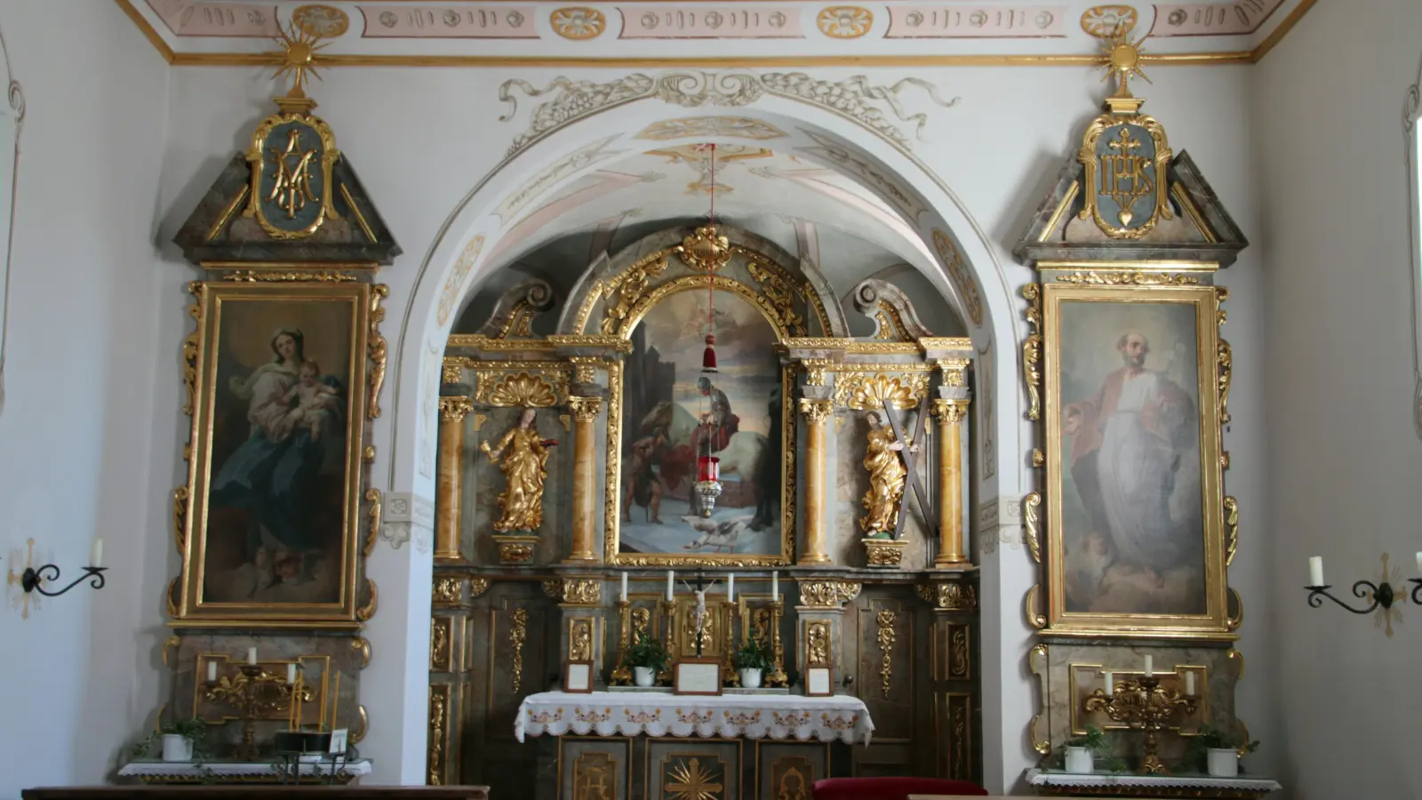 Sankt Martin ist die Kirche von Untermauerbach geweiht. Die Weiheurkunde reicht bis ins Jahr 1738 zurück. Neben dem Hochaltar sind besonders die orginellen Kirchenstuhlschilder für den Besucher einen Blick wert. Foto: Erich Hoffmann  (Foto: Erich Hoffmann)