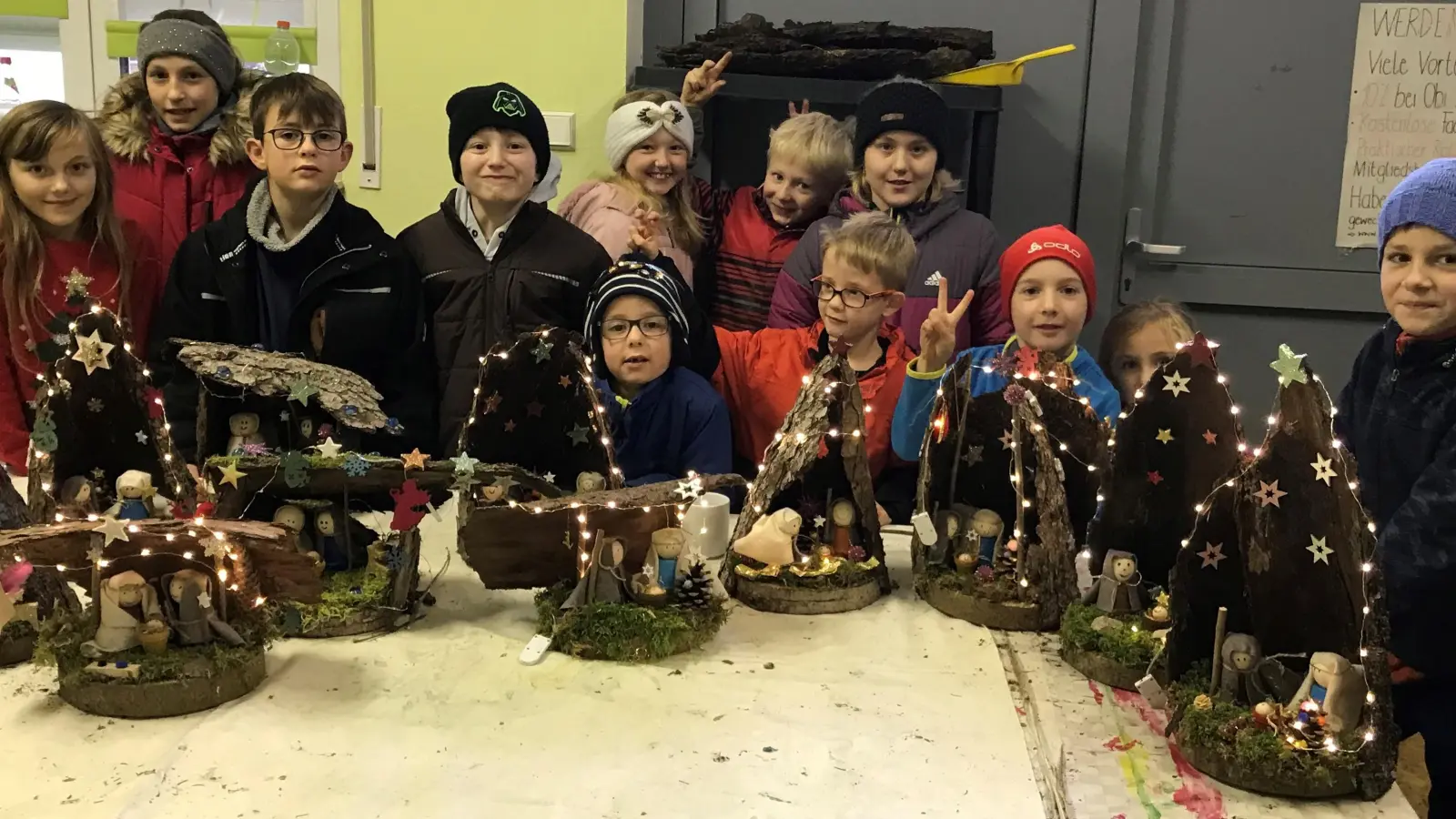 Das Weihnachtsbasteln für Kinder löste beim Gartenbauverein Schiltberg eine Riesenresonanz aus: 41 Kids waren gekommen. Zwei Stunden lang wurde geklebt, gebohrt und gemalt, dann konnten alle ihre eigene Krippe mit nach Hause nehmen. Nicht nur die Bastler waren vom Ergebnis begeistert. Foto/Text: Els Gayer/XO<br> <br> <br><br> (Foto: Els Gayer)