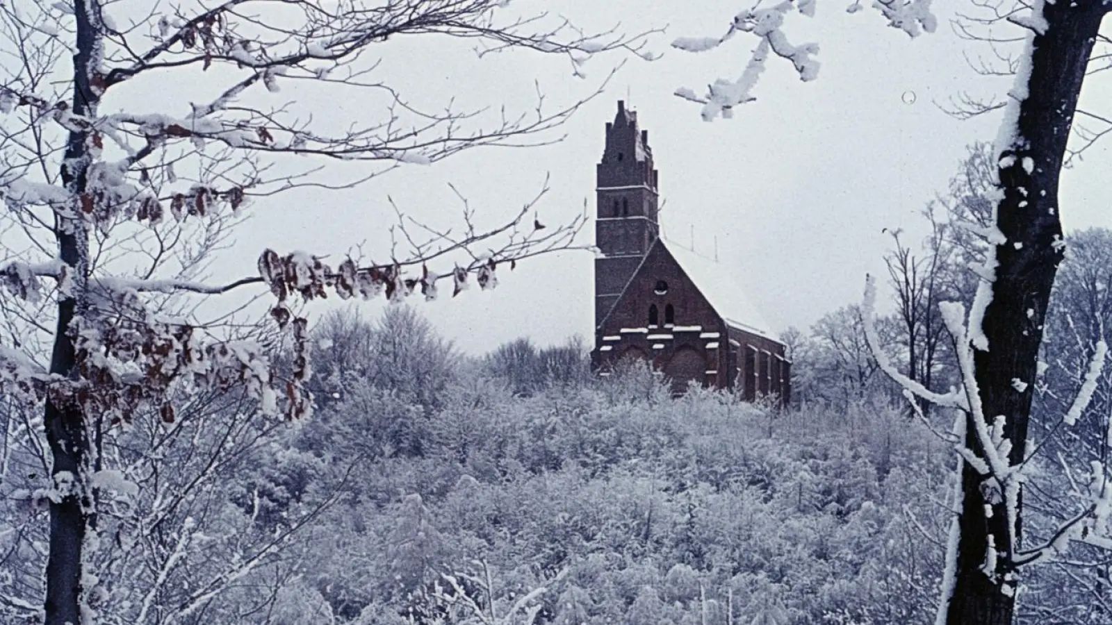 <b>Der Blick</b>auf die verschneite Burgkirche findet sich auf dem Dezemberblatt des neuen Kalenders des Aichacher Stadtmuseums.  (Foto: Sammlung Wohlmuth)