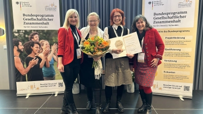 Margret Spohn (Zweite von links) und Alina Dajanowicz (Zweite von rechts) vom Büro für Gesellschaftliche Integration der Stadt Augsburg (BFGI) nahmen von den BAMF-Mitarbeiterinnen Angelika Graf (links) und Iris Escherle die Auszeichnung entgegen.  (Foto: BFGI / Stadt Augsburg)