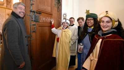Stadtdekan Helmut Haug (links) mit „seinen” Sternsingern der Pfarrei St. Moritz und Bürgermeister Bernd Kränzle. (Foto: Ruth Plössel/Stadt Augsburg)